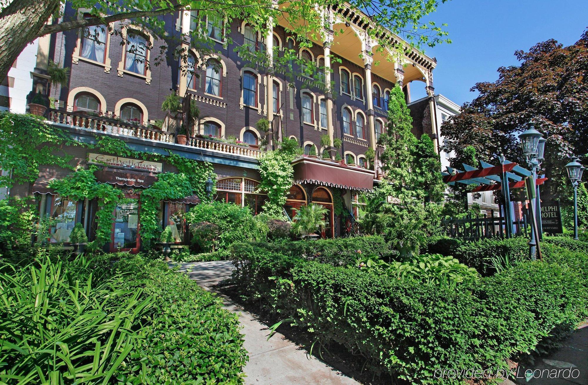 The Saratoga Hilton Hotel Saratoga Springs Exterior photo