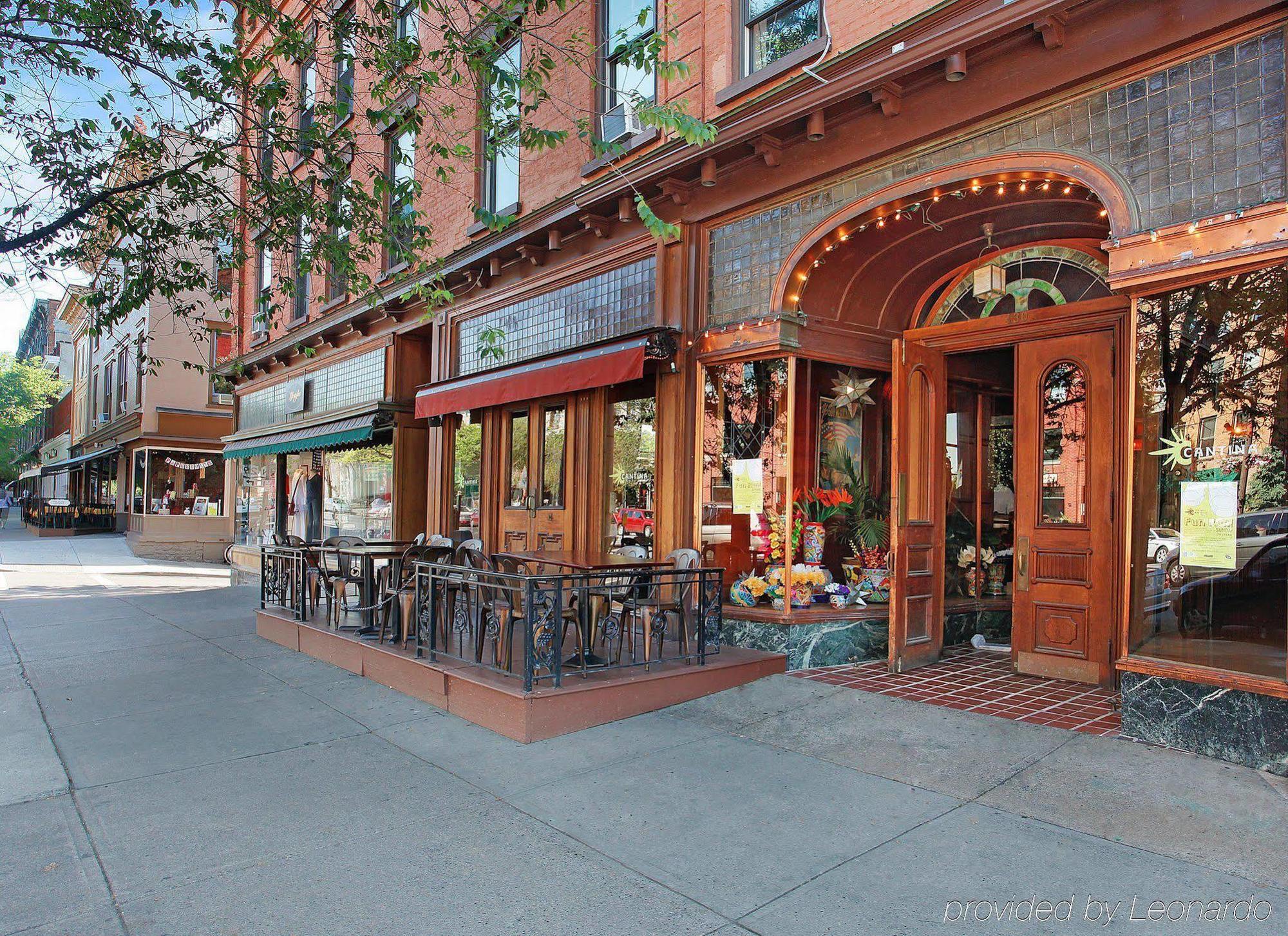 The Saratoga Hilton Hotel Saratoga Springs Exterior photo